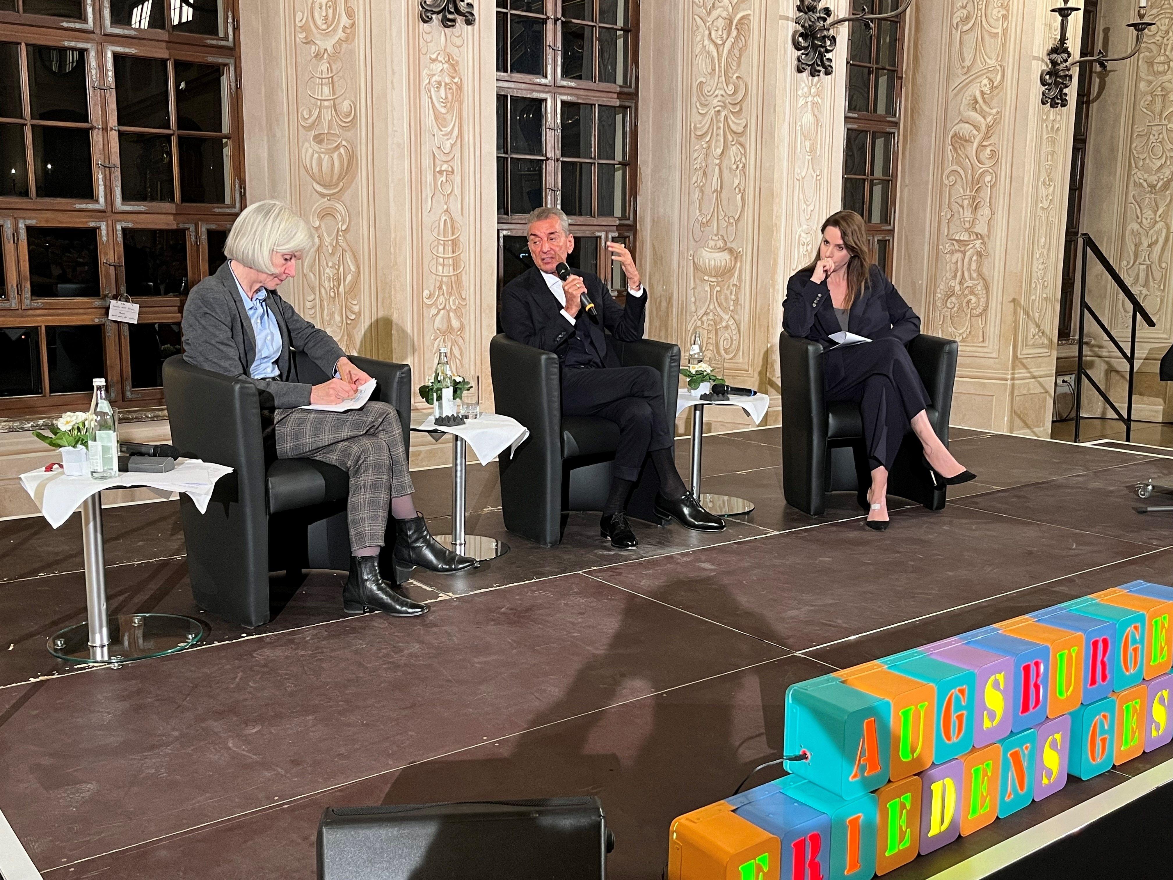 Michel Friedman und Natalie Amiri auf der Bühne im Augsburger Rathaus