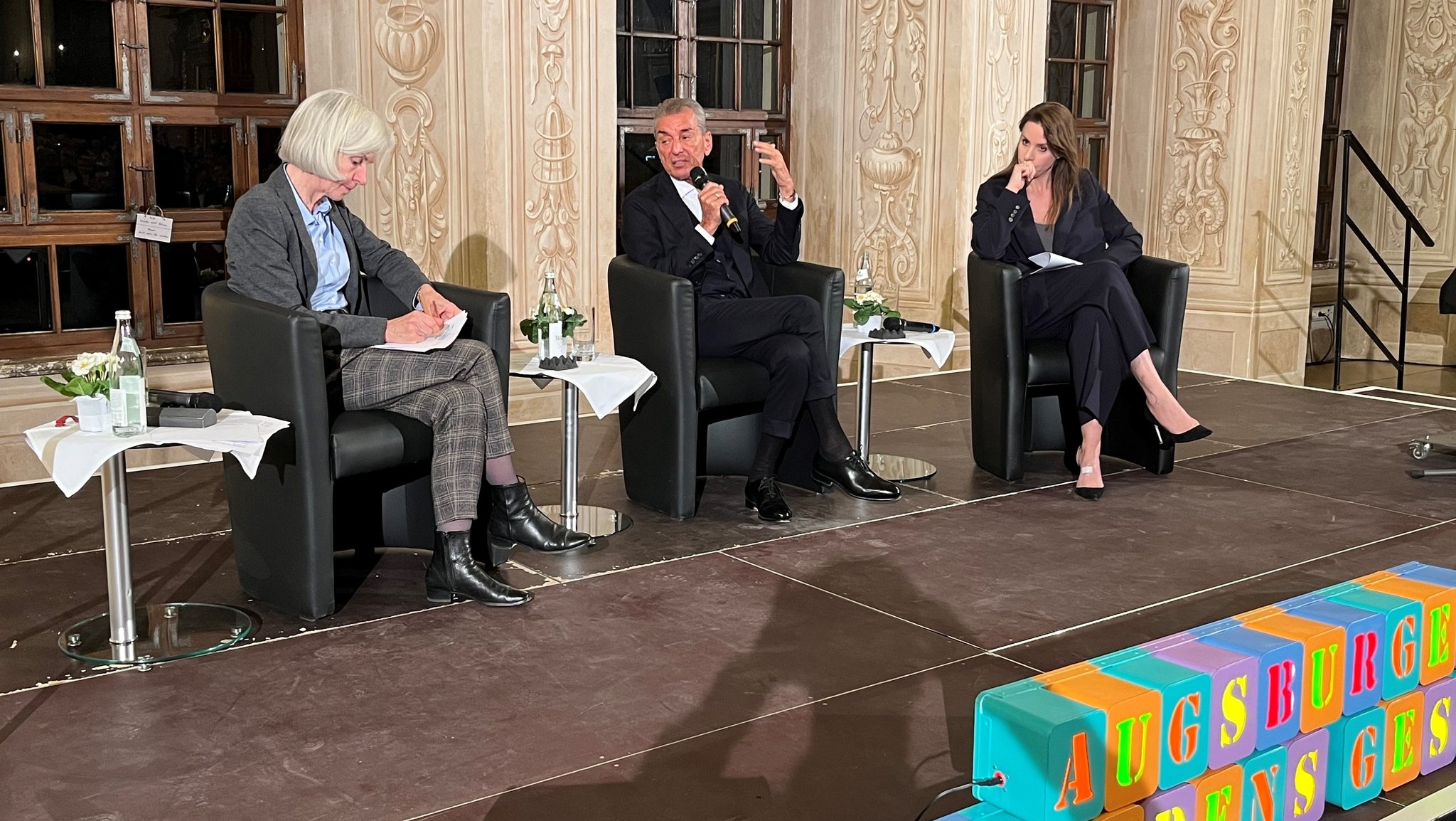 Michel Friedman und Natalie Amiri auf der Bühne im Augsburger Rathaus