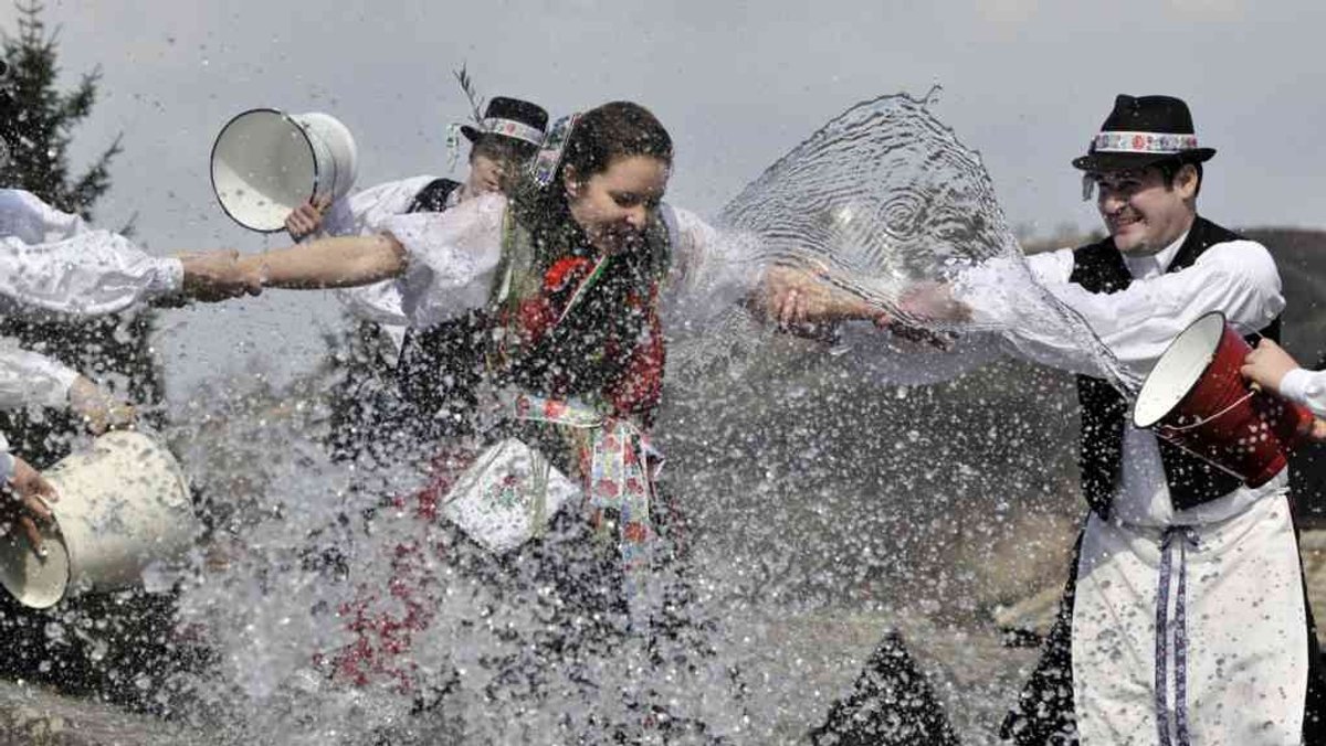 Mädchenwässern, eine ungarische Ostertradition als Touristenattraktion in  Holloko.