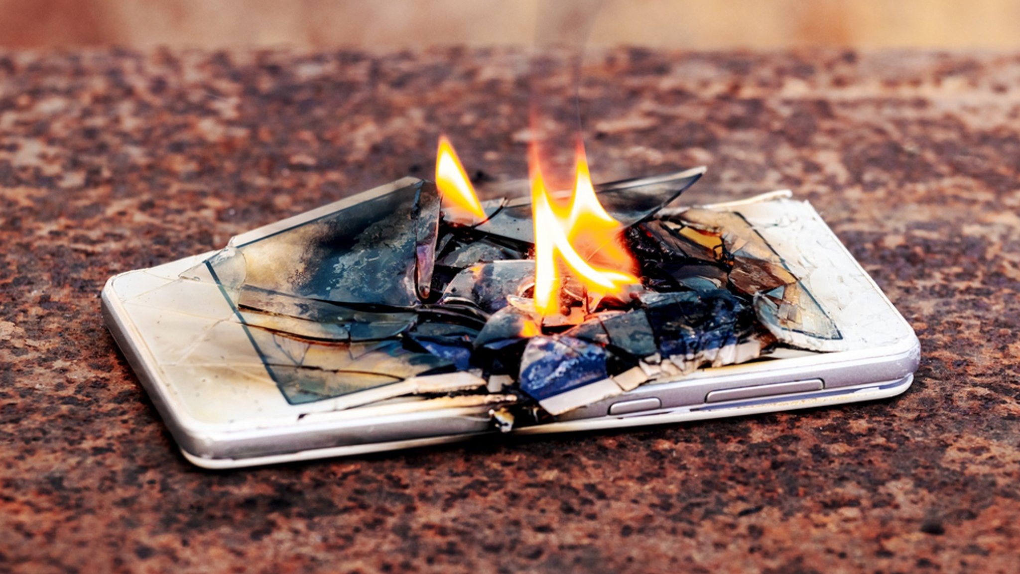 (Symbolbild) Lithium-Ionen-Akkus können wegen ihrer Energiedichte sich selbst erhitzen und in Brand geraten. | Bild: stock.adobe.com/Volodymyr (Symbolbild) Lithium-Ionen-Akkus können wegen ihrer Energiedichte sich selbst erhitzen und in Brand geraten.