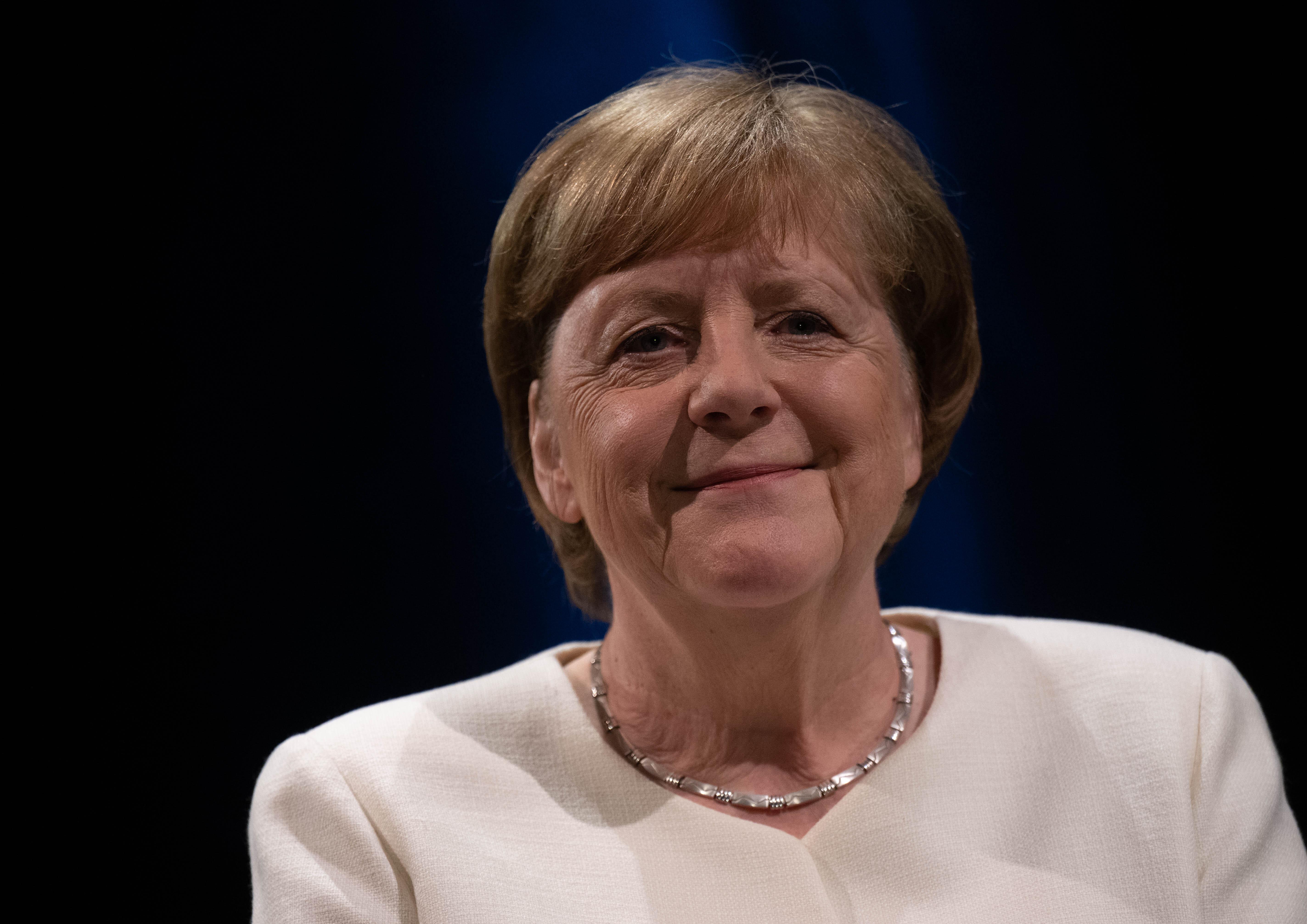 ARCHIV  (29.04.2023): Die frühere Bundeskanzlerin Angela Merkel bei einer Veranstaltung im Rahmen der Leipziger Buchmesse auf einer Bühne im Schauspiel Leipzig.