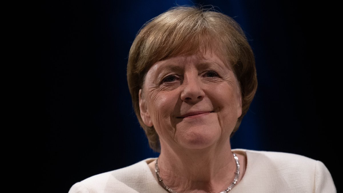 ARCHIV  (29.04.2023): Die frühere Bundeskanzlerin Angela Merkel bei einer Veranstaltung im Rahmen der Leipziger Buchmesse auf einer Bühne im Schauspiel Leipzig.
