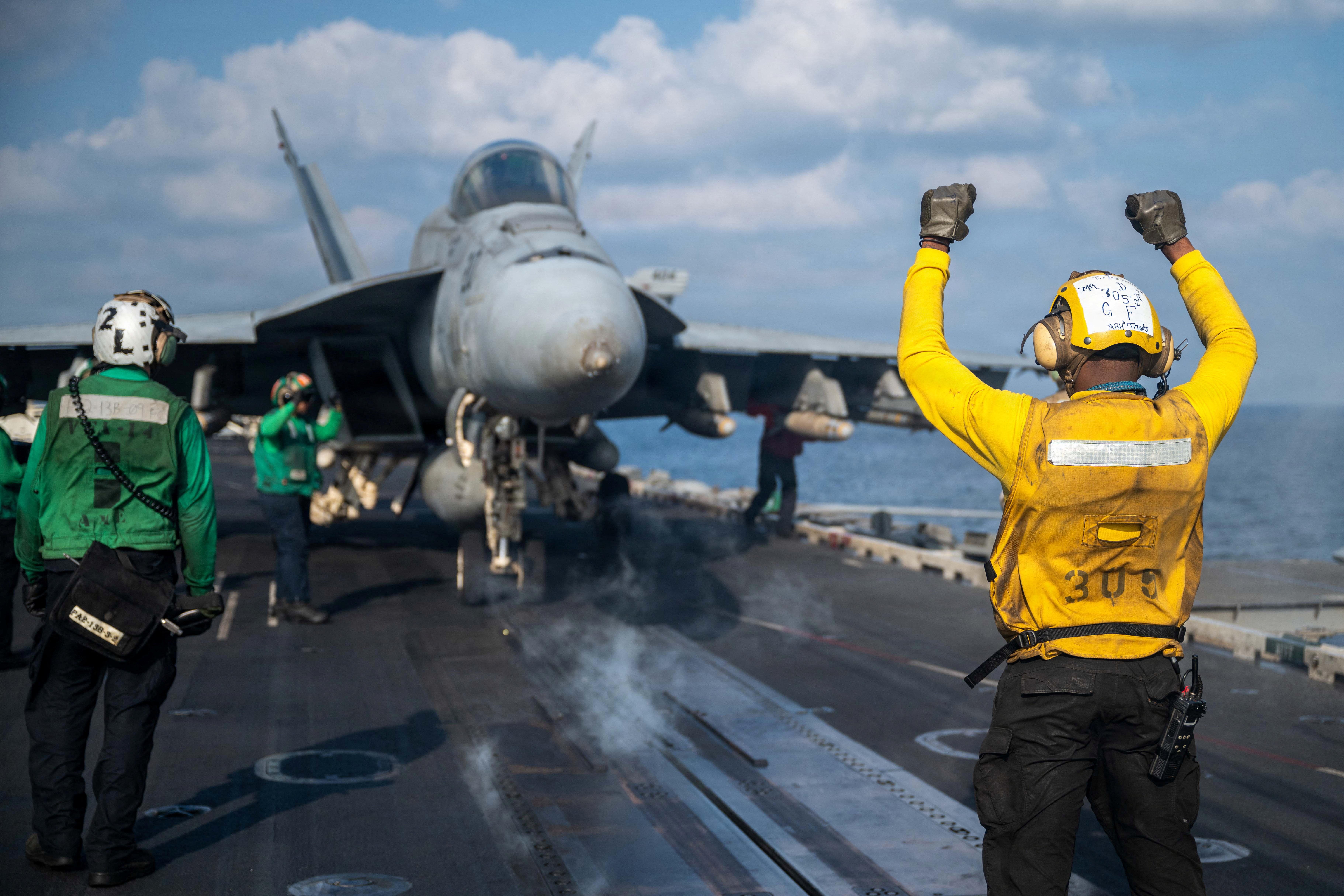 US-Kampfflugzeug auf dem Flugzeugträger Abraham Lincoln | Bild: U.S. Navy/Handout via REUTERS