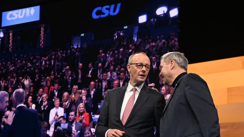 Friedrich Merz und Markus Söder auf dem CSU-Parteitag | Bild: picture alliance / SvenSimon | Frank Hoermann / SVEN SIMON Friedrich Merz und Markus Söder auf dem CSU-Parteitag