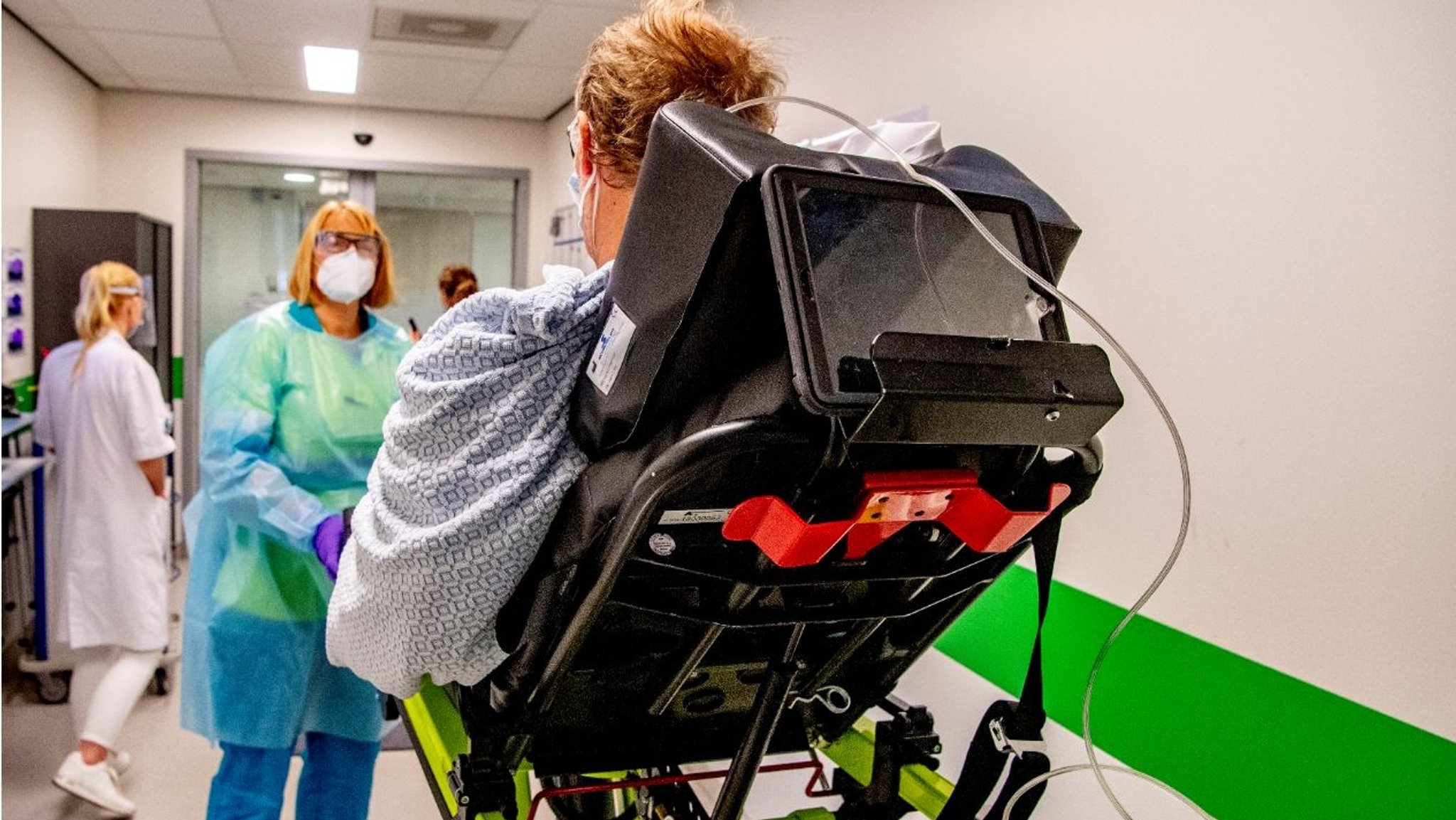 Ein Patient wird ins Krankenhaus gebracht (Symbolbild)