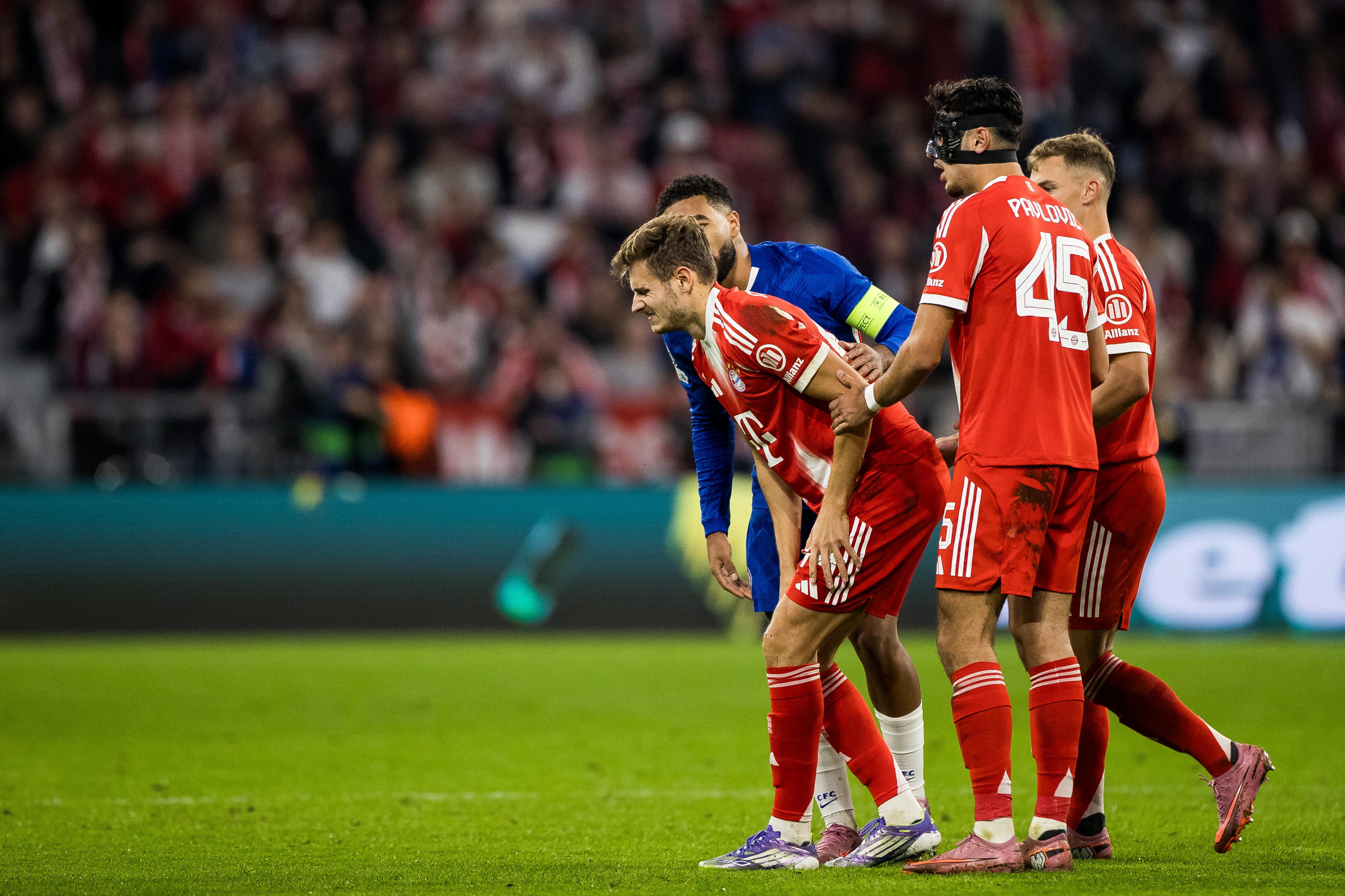 Josip Stanisic muss angeschlagen ausgewechselt werden