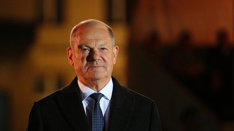 Olaf Scholz mit Großen Zapfenstreich verabschiedet | Bild: dpa-Bildfunk/Kay Nietfeld Olaf Scholz mit Großen Zapfenstreich verabschiedet