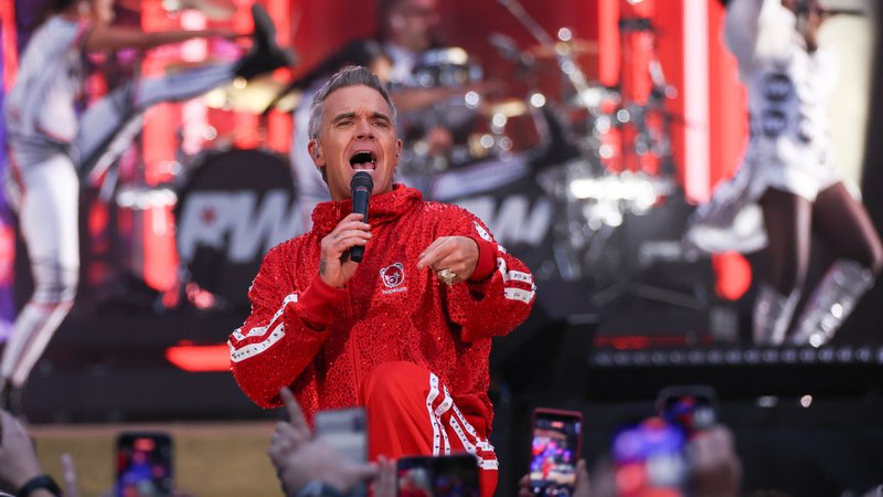 Robbie Williams bei einem Auftritt seiner "Britpop"-Tour. | Bild: picture alliance / Photoshot | - Robbie Williams bei einem Auftritt seiner "Britpop"-Tour.