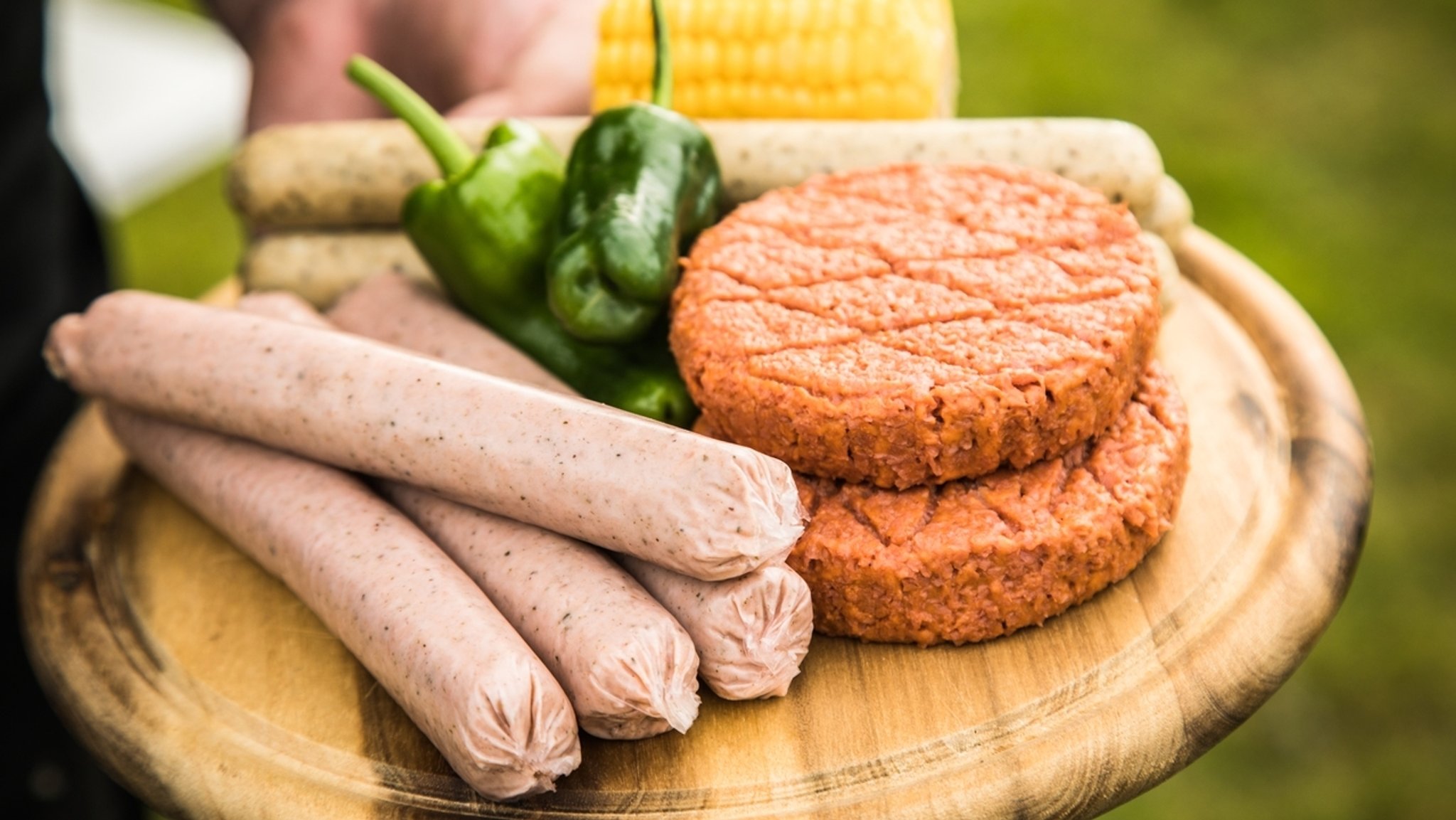 Ein Grillteller mit Fleischersatzprodukten. 