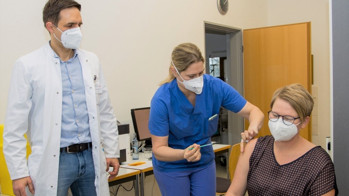 Die erste Corona-Impfung im Caritas-Krankenhaus St. Josef erhielt Sabine Liebl, Fachkrankenschwester für Intensiv- und Anästhesiepflege.