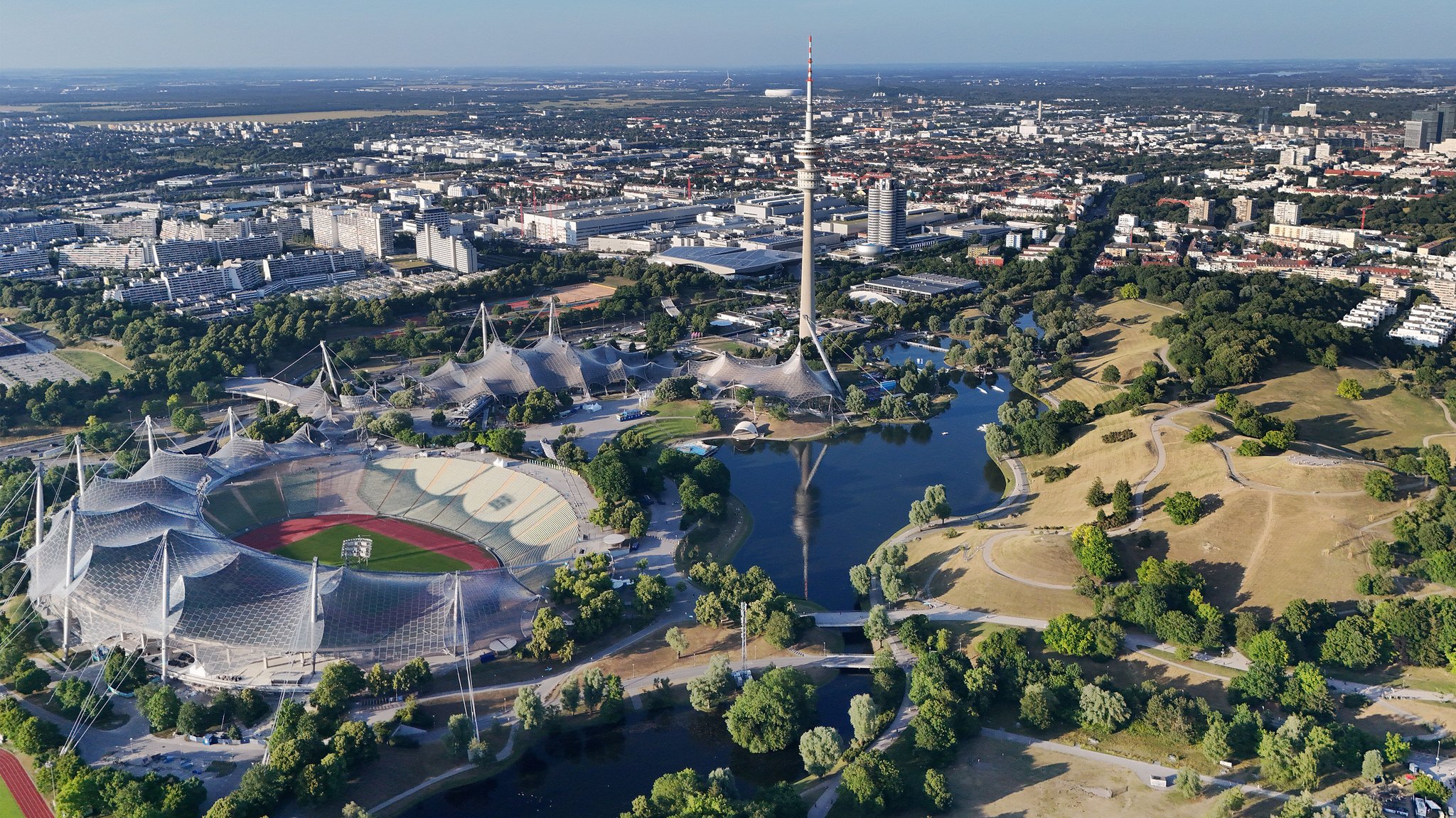 (Archivbild) Der Olympiapark, entstanden für die Spiele 1972. Geht es nach dem neuen Bündnis "NOlympia" soll sich München nun nicht für Sommerspiele bewerben.
