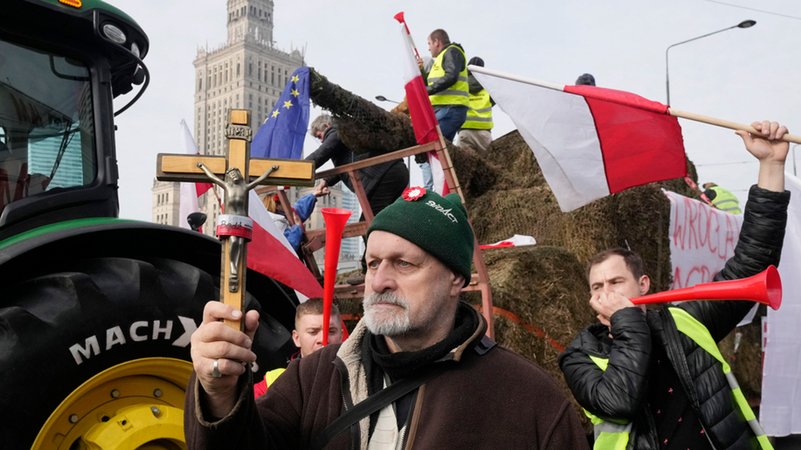 27.02.2024, Polen, Warschau: Polnische Landwirte demontrieren in Warschau gegen die EU-Agrarpolitik und die Einfuhr günstiger Agrarprodukte aus der Ukraine. 