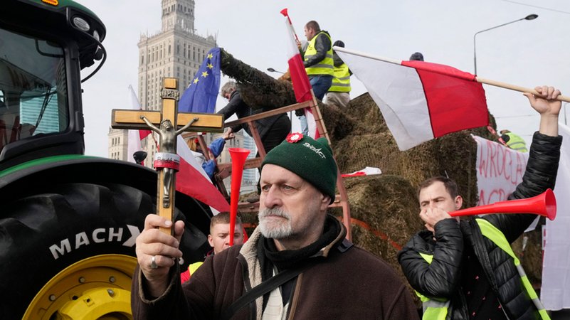 27.02.2024, Polen, Warschau: Polnische Landwirte demontrieren in Warschau gegen die EU-Agrarpolitik und die Einfuhr günstiger Agrarprodukte aus der Ukraine. | Bild: dpa-Bildfunk/Czarek Sokolowski 27.02.2024, Polen, Warschau: Polnische Landwirte demontrieren in Warschau gegen die EU-Agrarpolitik und die Einfuhr günstiger Agrarprodukte aus der Ukraine.