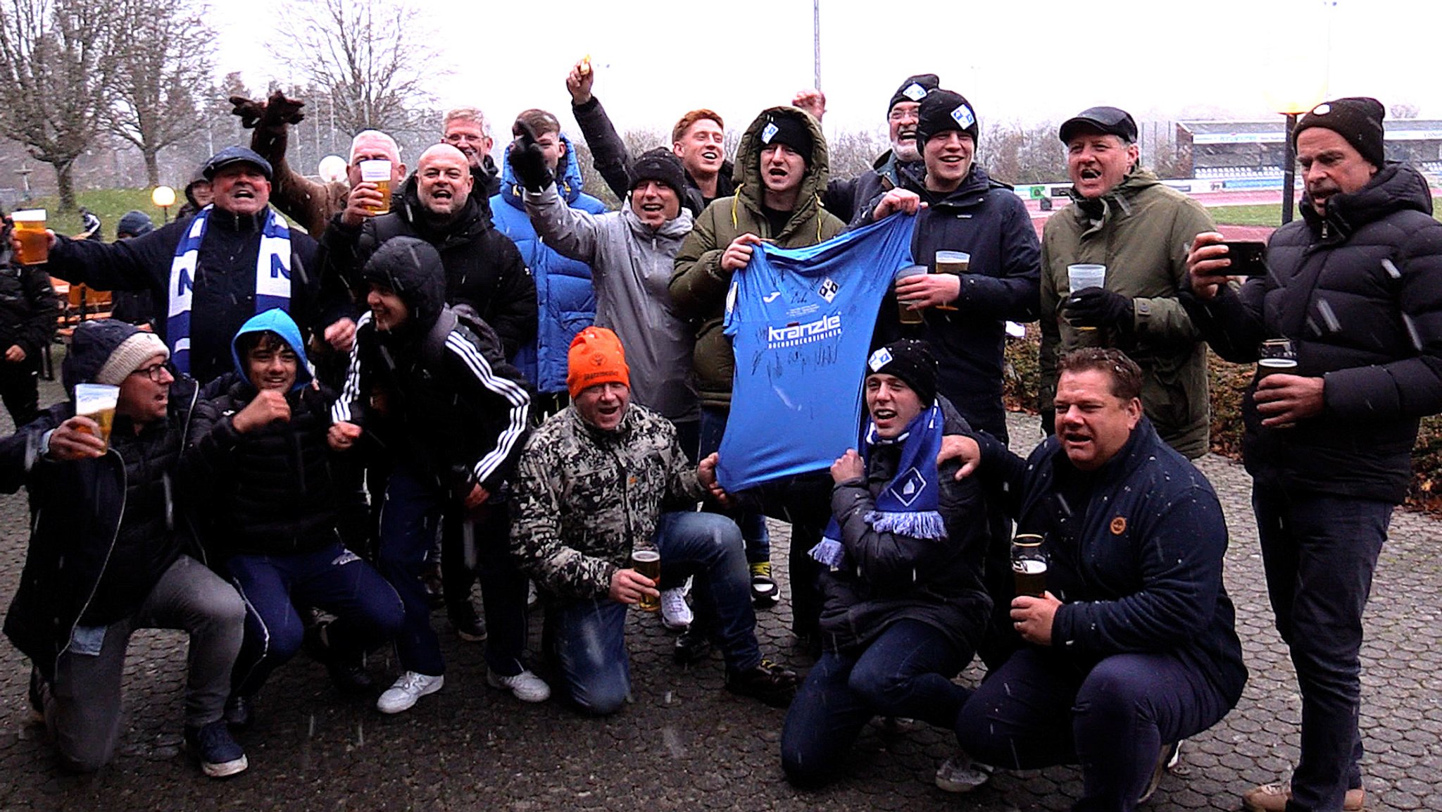 Fans von Manchester United im Vöhlinstadion des FV Illertissen