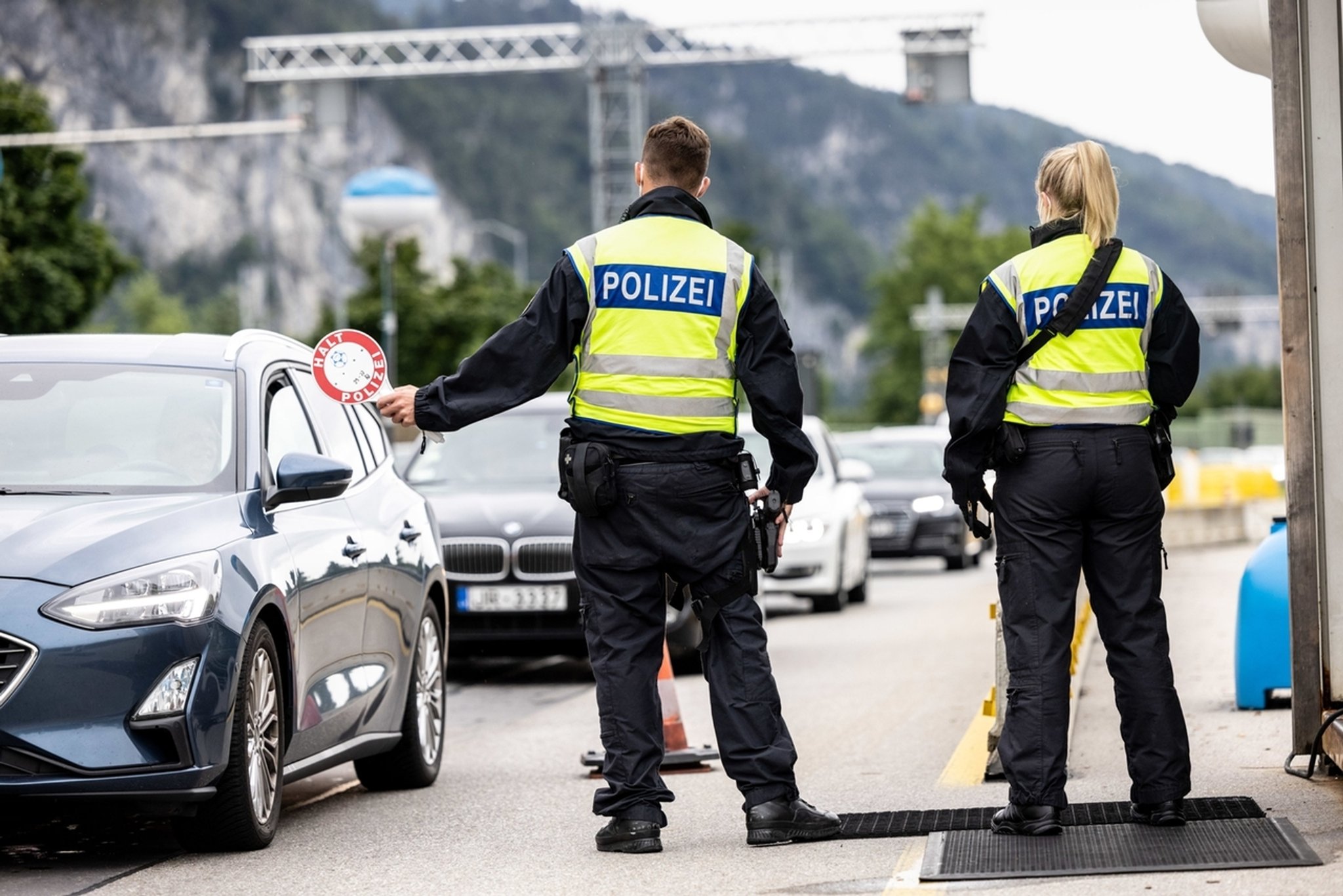 ARCHIV - 01.08.2021, Bayern, Kiefersfelden: Deutsche Bundespolizisten beobachten an der Grenze zu Österreich auf der Autobahn A93 den Verkehr. Faeser hat die Kontrollen an der Grenze zu Österreich um weitere sechs Monate verlängert. Foto: Matthias Balk/dpa +++ dpa-Bildfunk +++