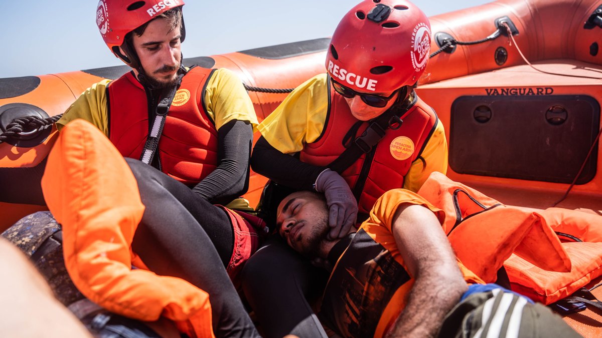 Hilfsorganisationen retten hunderte Bootsflüchtlinge