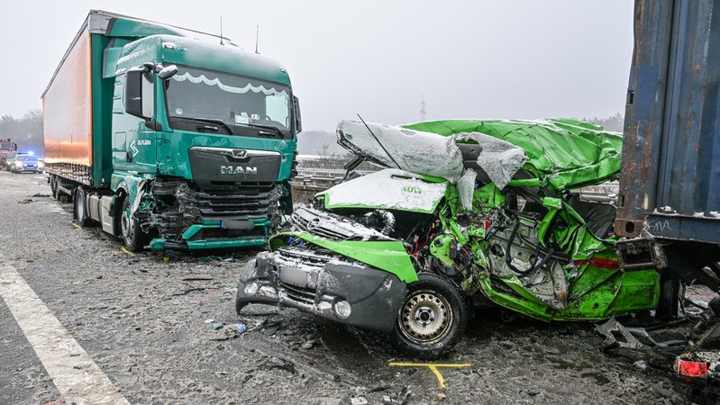 In der Oberpfalz sind am frühen Morgen auf der A93 bei einem Unfall drei Menschen ums Leben gekommen. | Bild: Jason Tschepljakow/dpa In der Oberpfalz sind am frühen Morgen auf der A93 bei einem Unfall drei Menschen ums Leben gekommen.