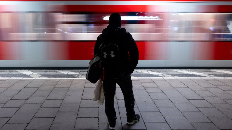 Ein Mann wartet an der Haltestelle Hackerbrücke auf eine S-Bahn (Symbolbild).
