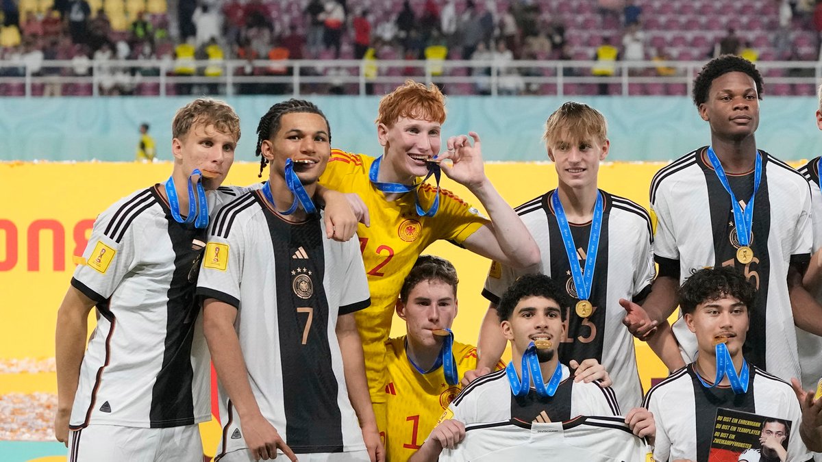 Torhüter Konstantin Heide mit seinen Teamkollegen und der WM-Medaille
