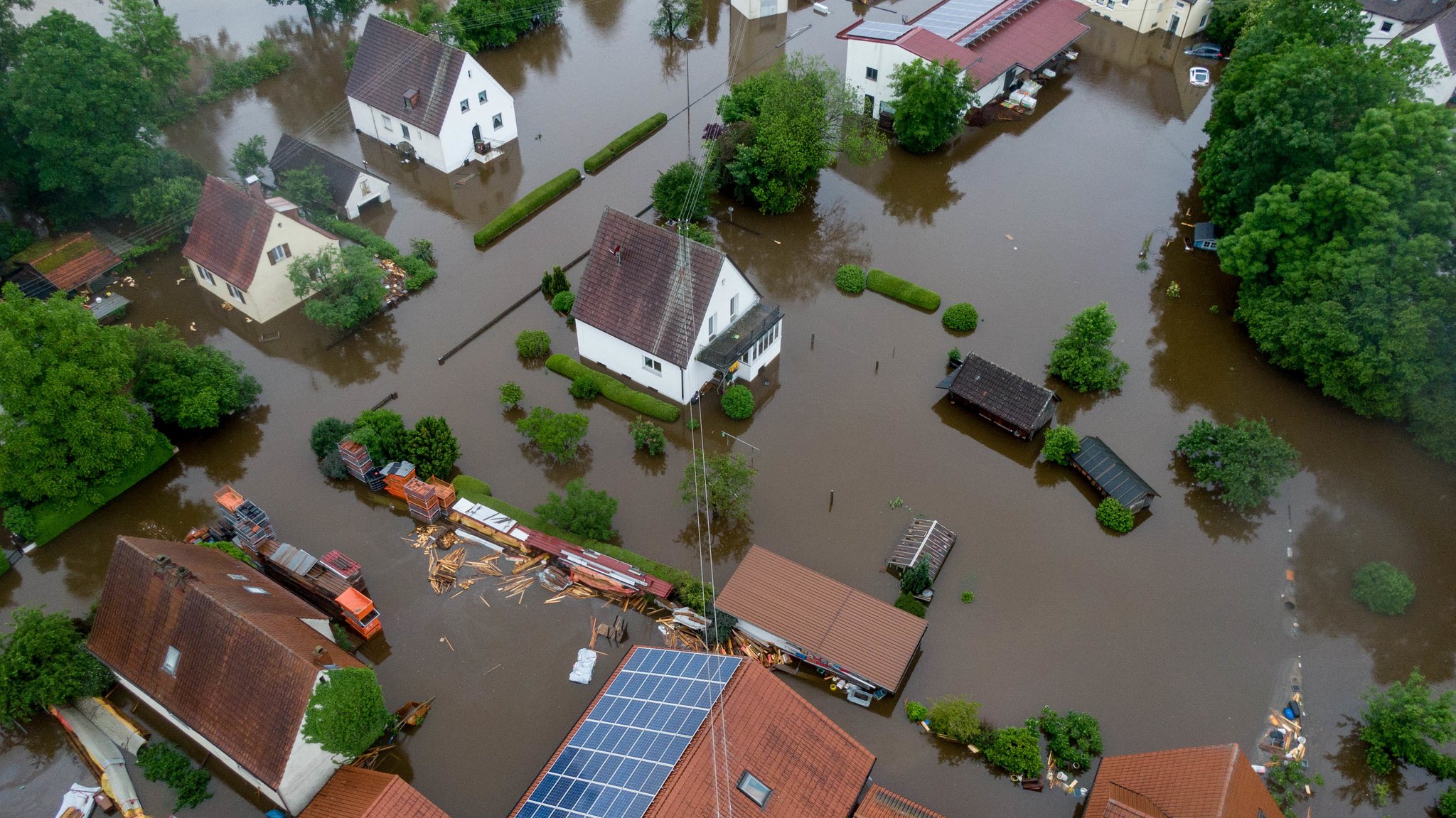 Beim schweren Hochwasser steht am 01.06.24 ein Großteil von Dinkelscherben im Lkr. Augsburg unter Wasser. Auch der Augsburger Landrat Martin Sailer hat die Bayerische Staatsregierung wegen des Hochwasserschutzes kritisiert.