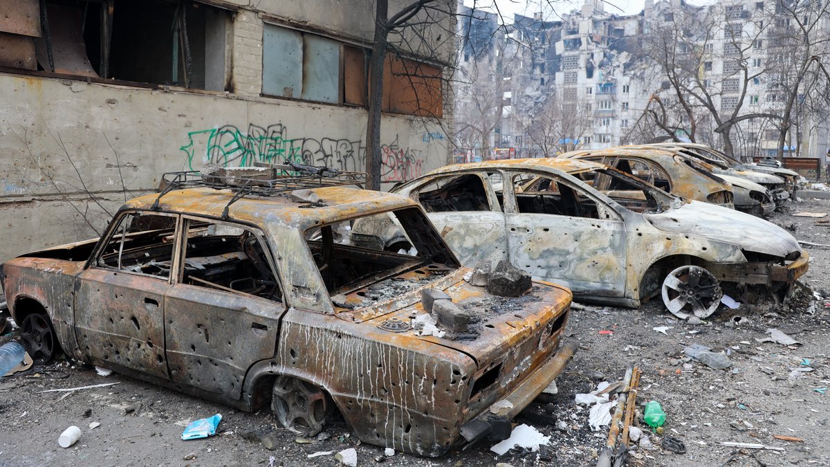 Zerstörte Autos und Häuser in der ukrainischen Region Donezk, aufgenommen wohl am 27.03.22.