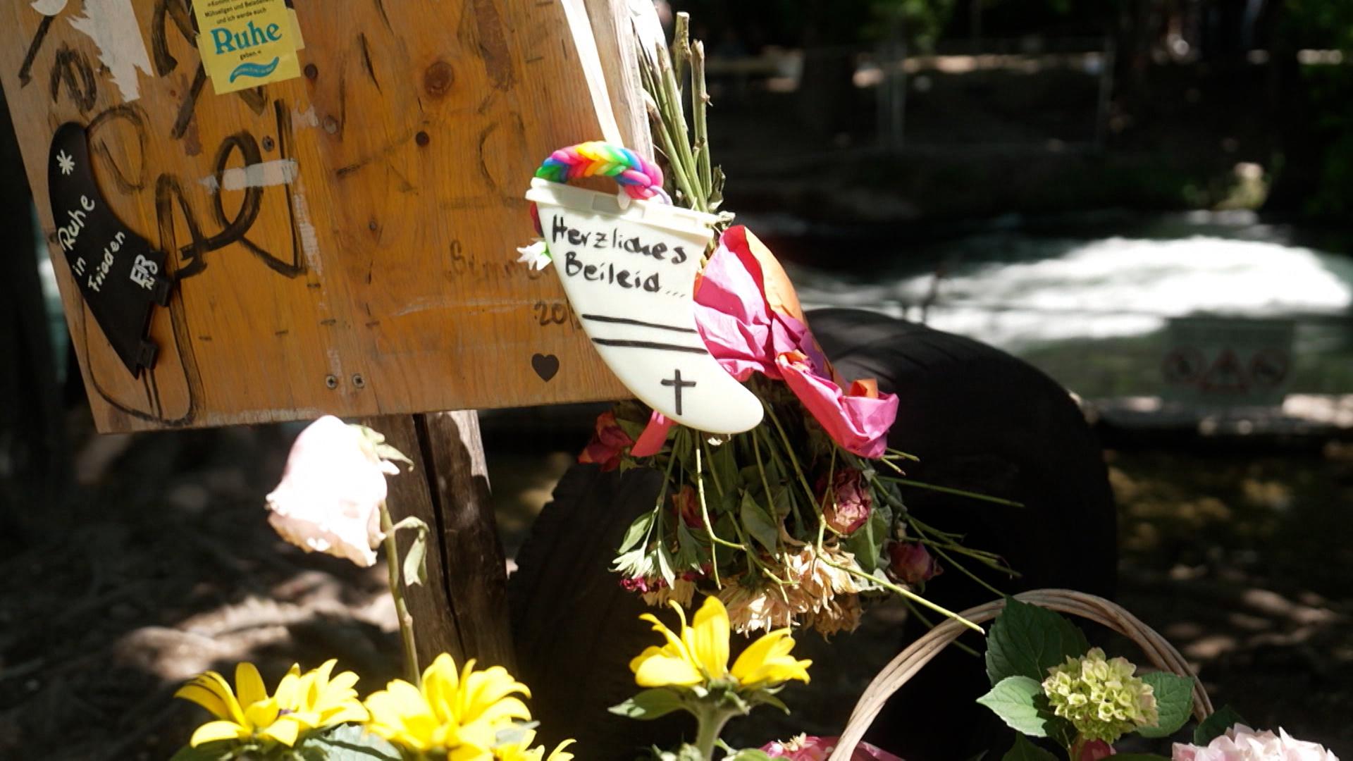 Trauerbekundungen für die verstorbene Surferin am Münchner Eisbach.