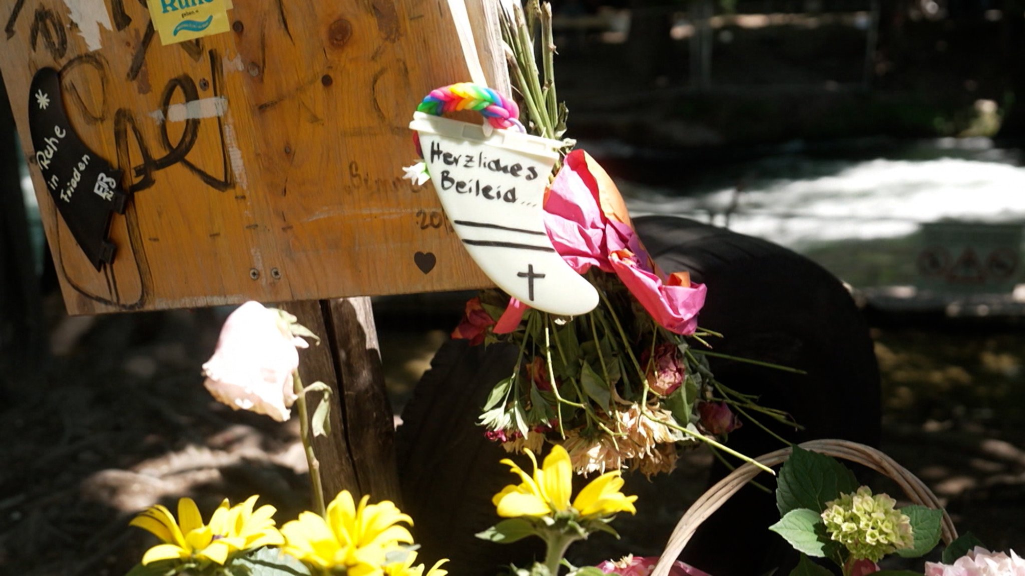 Trauerbekundungen für die verstorbene Surferin am Münchner Eisbach.