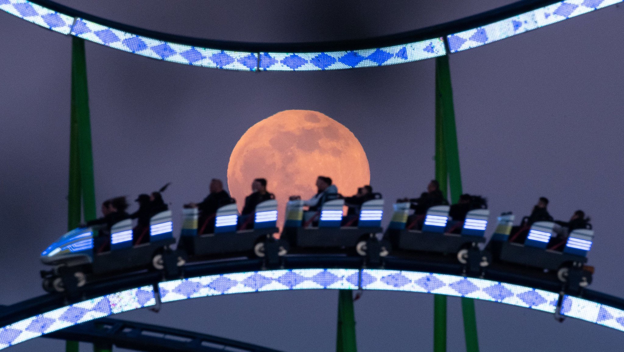 Vollmond hinter einer Volksfest-Achterbahn (Symbolbild)