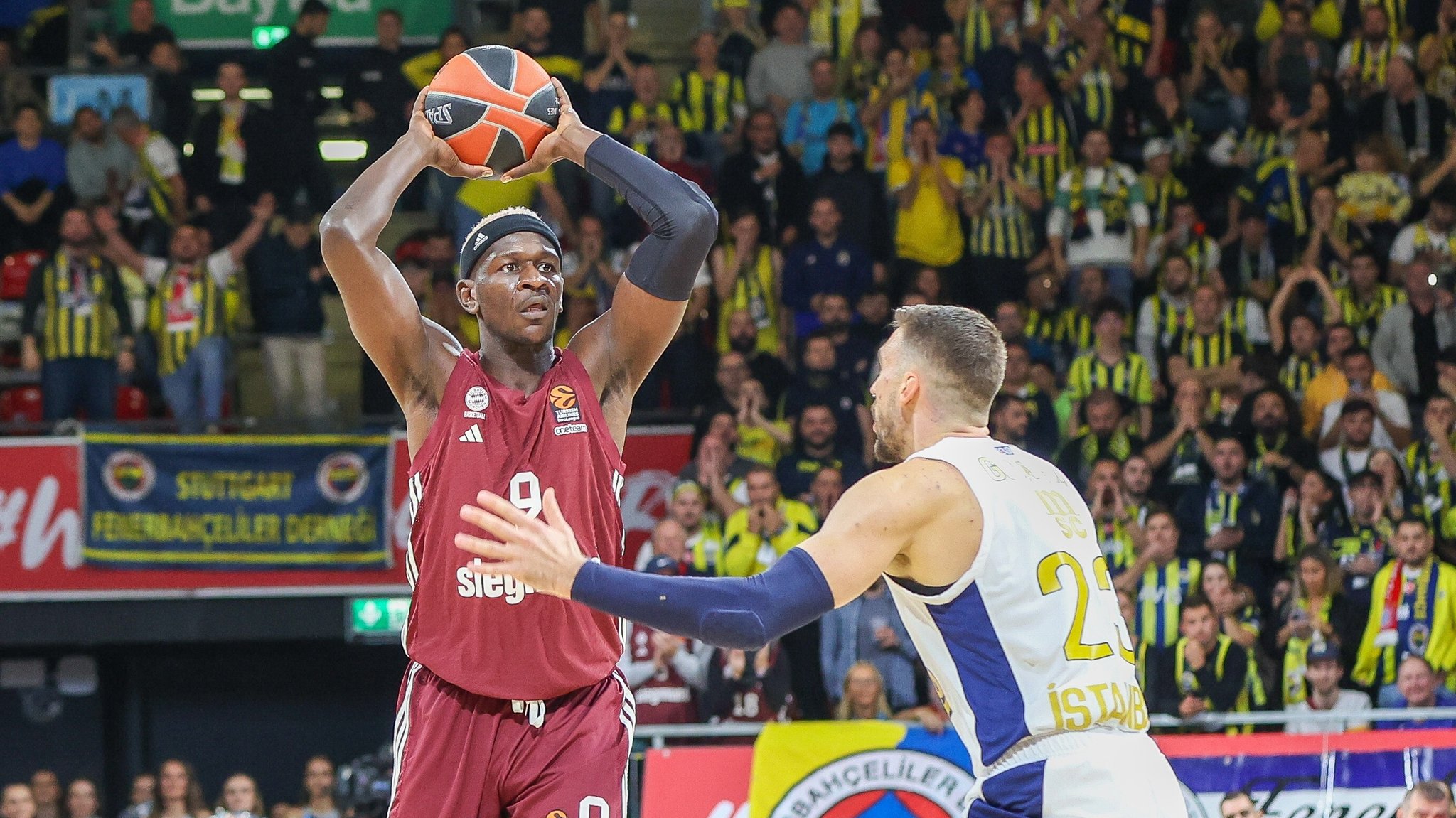 Isaac Bonga in der EuroLeaguepartie FC Bayern Basketball gegen Fenerbahce Istanbul