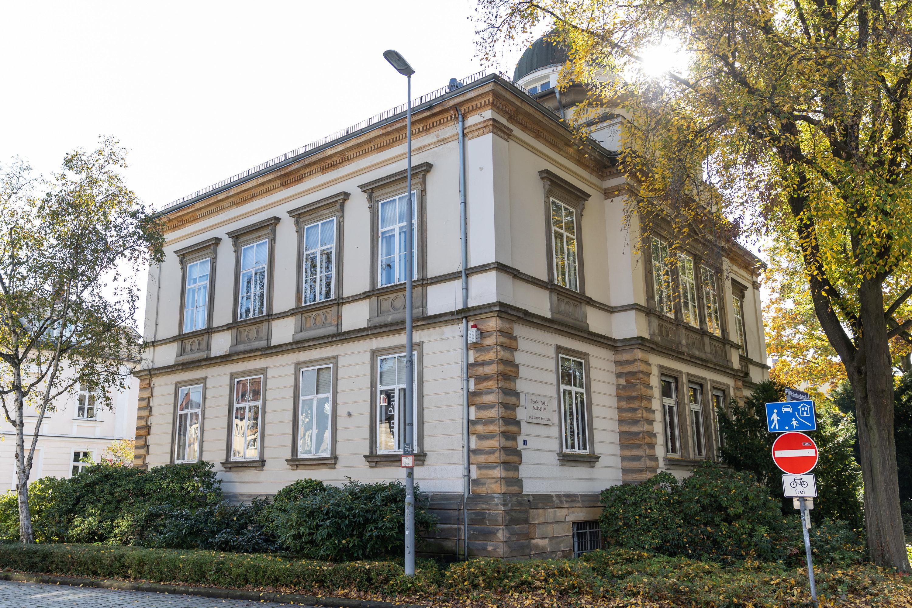 Bisher Jean-Paul-Museum, künftig NS-Dokuzentrum: Das einstige Wohnhaus von Richard Wagners Tochter Eva und deren Mann Houston Stewart Chamberlain | Bild:dpa/Daniel Karmann