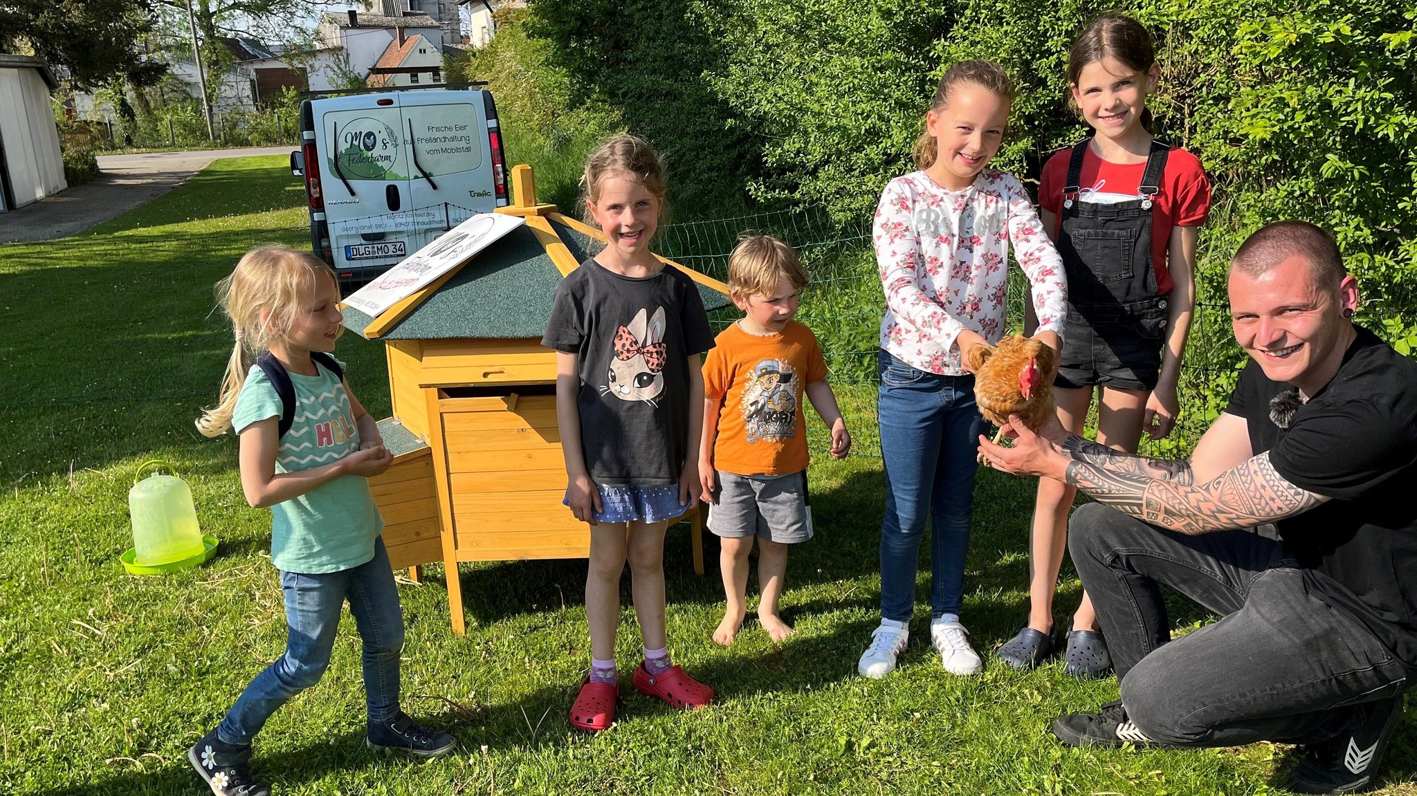 Moritz Kosteletzky aus Donaualtheim mit fröhlichen Kunden