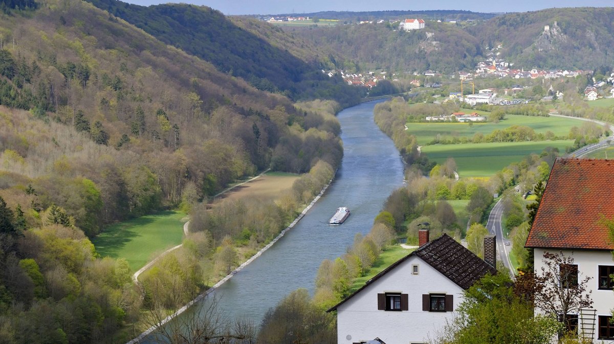 Blick auf den Main-Donau-Kanal bei Riedenburg im Landkreis Kelheim