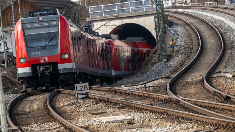 Ein Zug der Münchner S-Bahn fährt am Ostbahnhof ein. | Bild: dpa-Bildfunk/Peter Kneffel Ein Zug der Münchner S-Bahn fährt am Ostbahnhof ein.