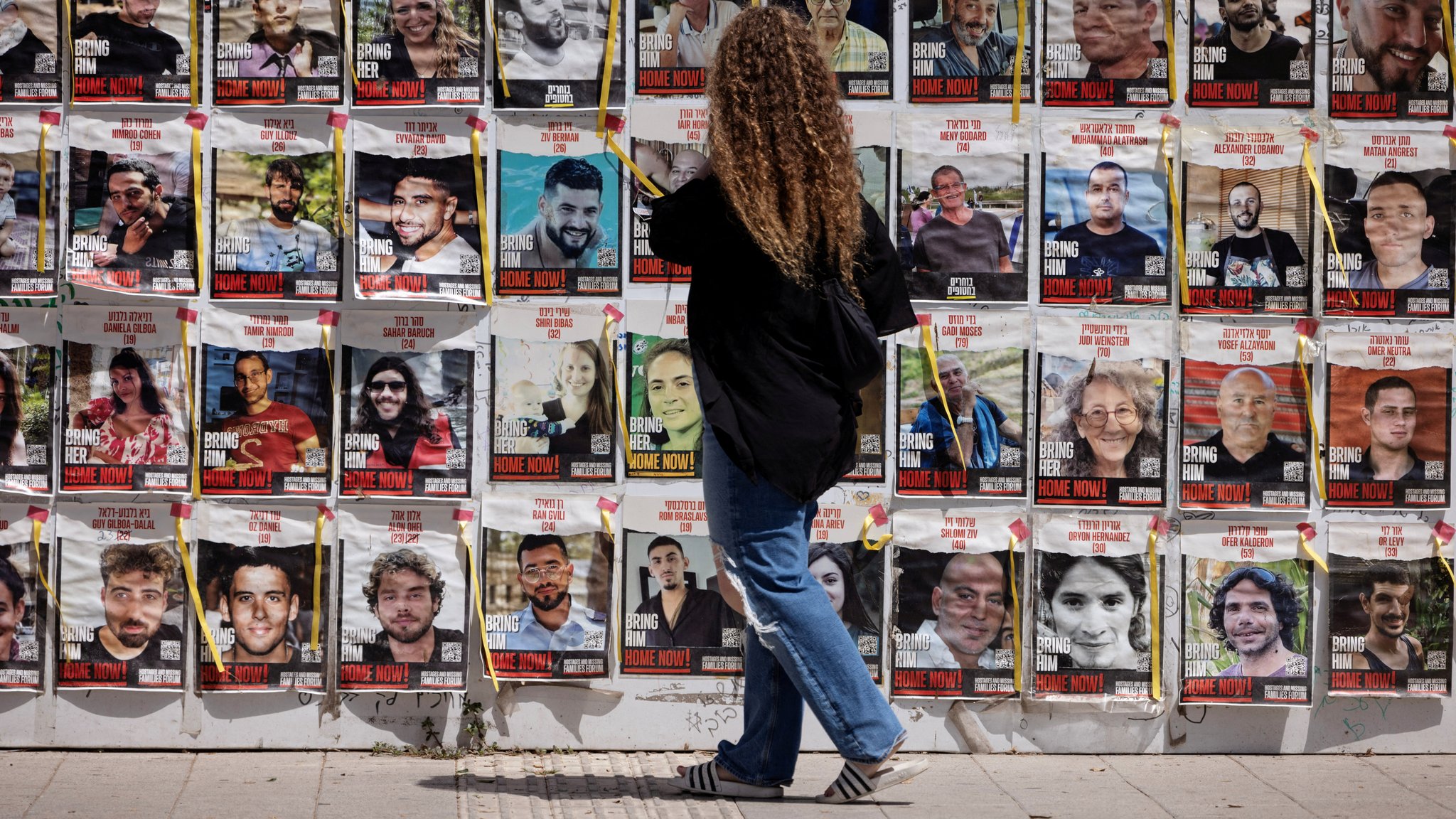 Bilder von Hamas-Geiseln in Tel Aviv