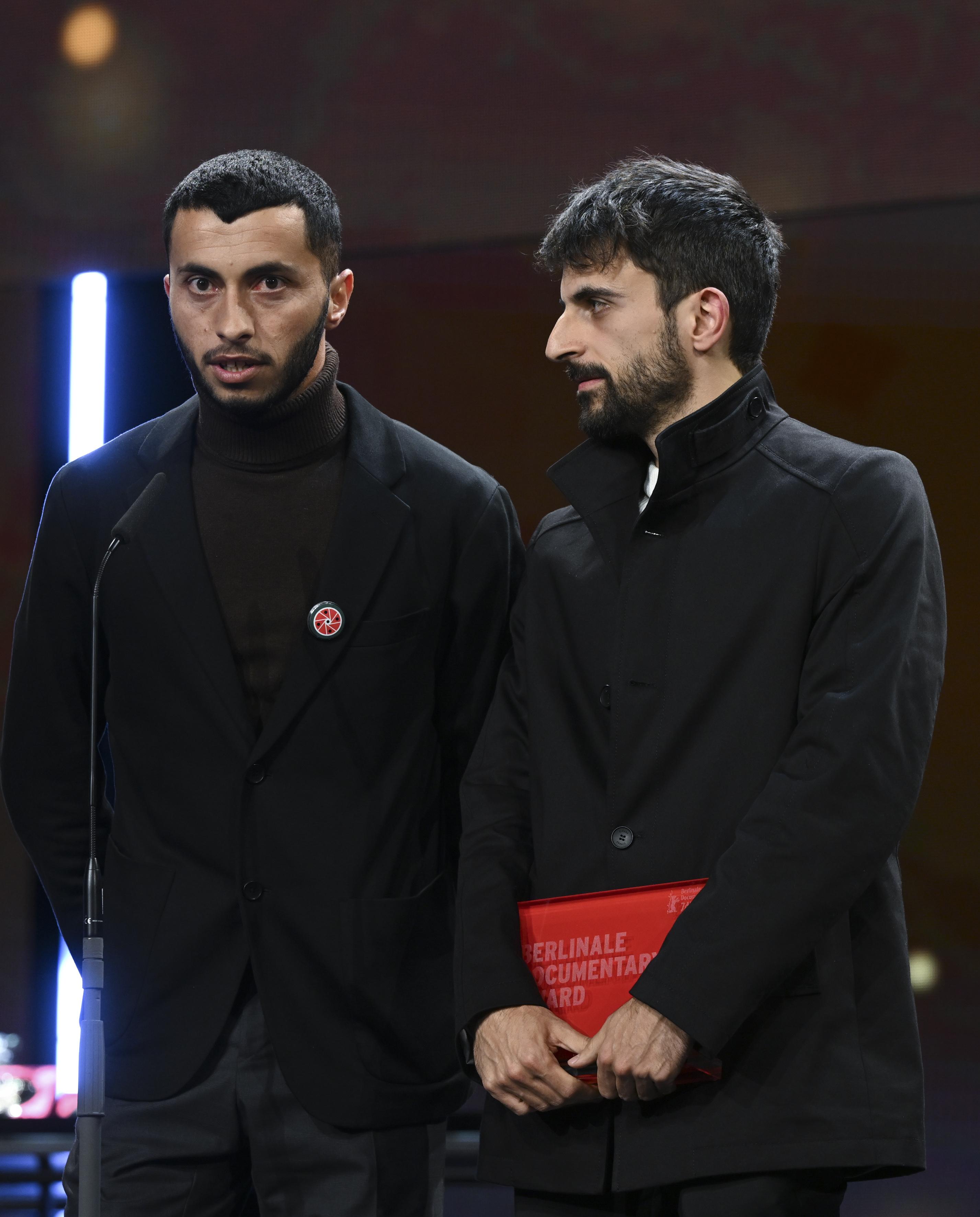 Der palästinensische Regisseur Basel Adra (l) und der israelische Regisseur Yuval Abraham (r) bei der Preisverleihung der Berlinale. 