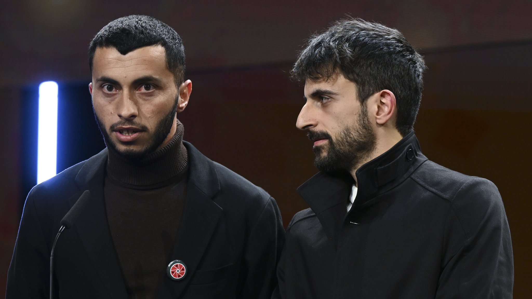 Der palästinensische Regisseur Basel Adra (l) und der israelische Regisseur Yuval Abraham (r) bei der Preisverleihung der Berlinale. 