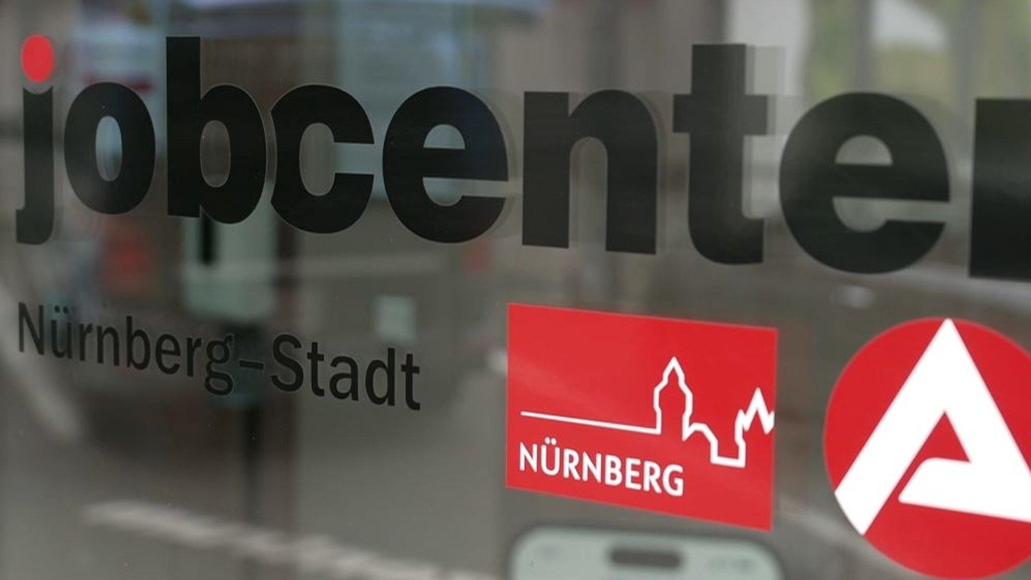 Schild am Eingang des Nürnberger Jobcenters.