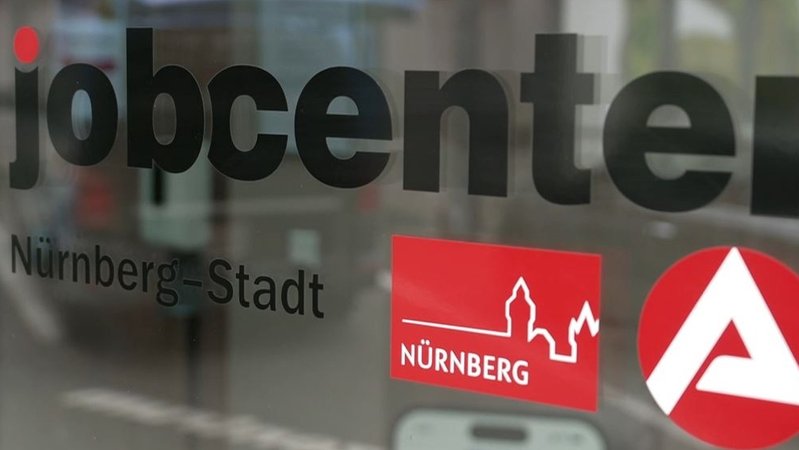 Schild am Eingang des Nürnberger Jobcenters. | Bild: BR/Claus Weisensee Schild am Eingang des Nürnberger Jobcenters.