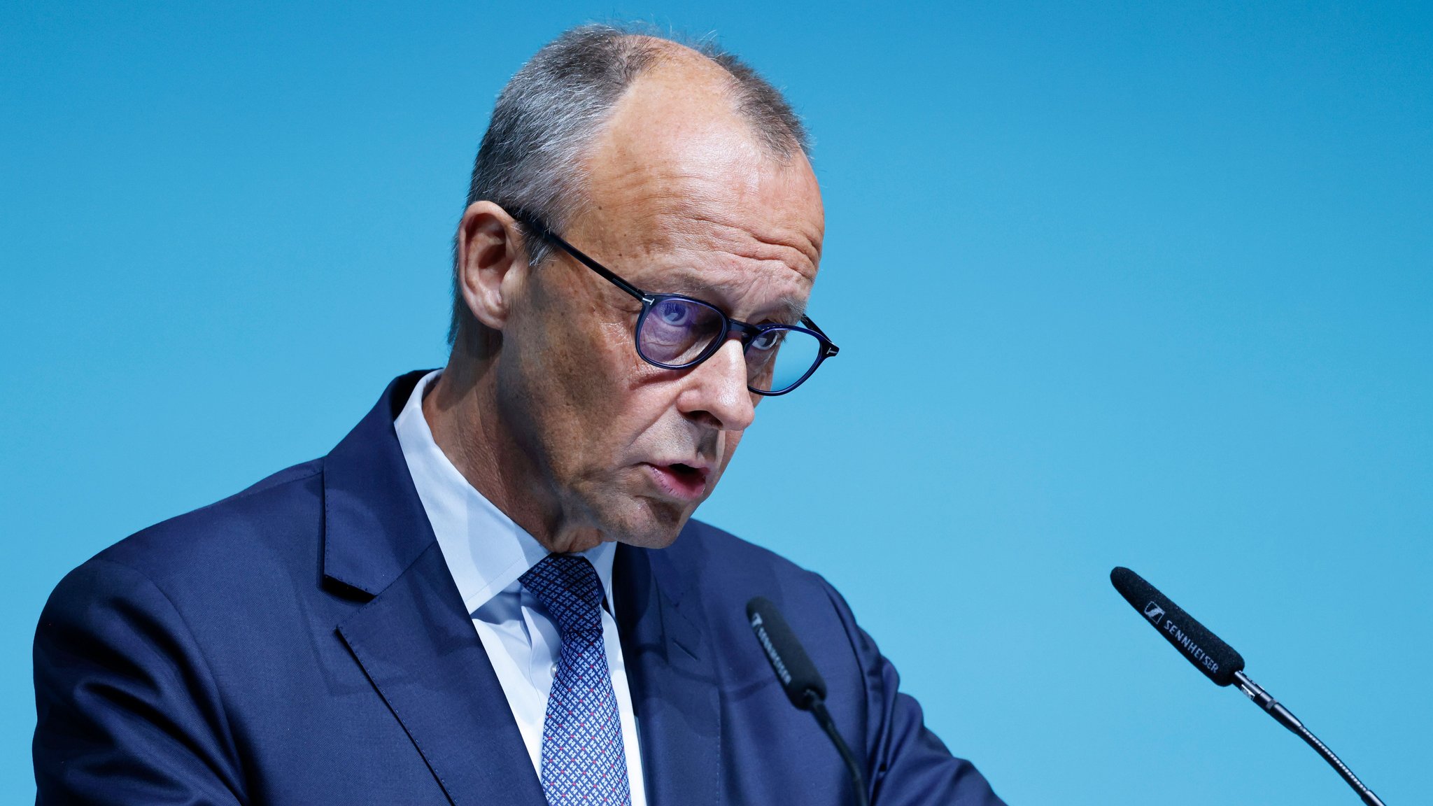 04.07.2026, Nordrhein-Westfalen, Düsseldorf: Bundeskanzler Merz spricht beim Landesparteitag der NRW-CDU - auch über Geschlossenheit für das Reformpaket | Bild: dpa-Bildfunk/Thomas Banneyer 04.07.2026, Nordrhein-Westfalen, Düsseldorf: Bundeskanzler Merz spricht beim Landesparteitag der NRW-CDU - auch über Geschlossenheit für das Reformpaket