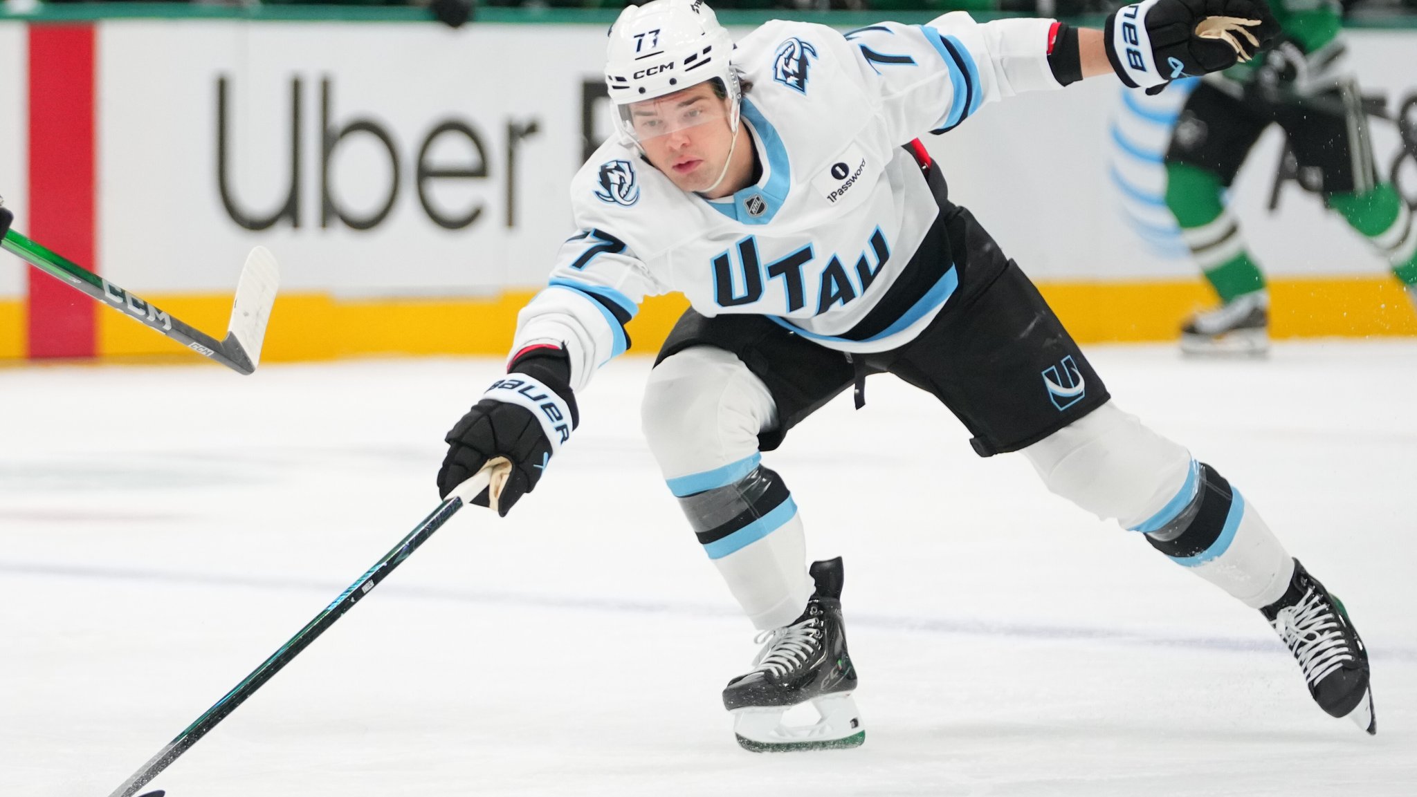 John-Jason Peterka (hier noch im Trikot der Utah Mammoth) kommt mit den Boston Bruins nach München 