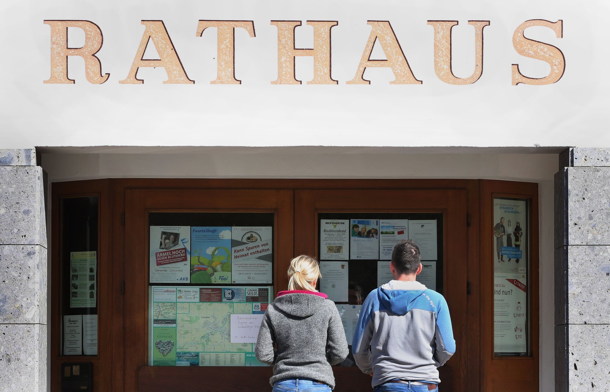 Eine Frau und ein Mann betreten das Rathaus, um bei der Kommunalwahl ihre Stimmen abzugeben. (zu dpa: «Ehrenamt oder Hauptamt? Bürgermeister in kleinen Gemeinden») Foto: Karl-Josef Hildenbrand/dpa +++ dpa-Bildfunk +++ | Bild: dpa-Bildfunk/Karl-Josef Hildenbrand Eine Frau und ein Mann betreten das Rathaus, um bei der Kommunalwahl ihre Stimmen abzugeben. (zu dpa: «Ehrenamt oder Hauptamt? Bürgermeister in kleinen Gemeinden») Foto: Karl-Josef Hildenbrand/dpa +++ dpa-Bildfunk +++