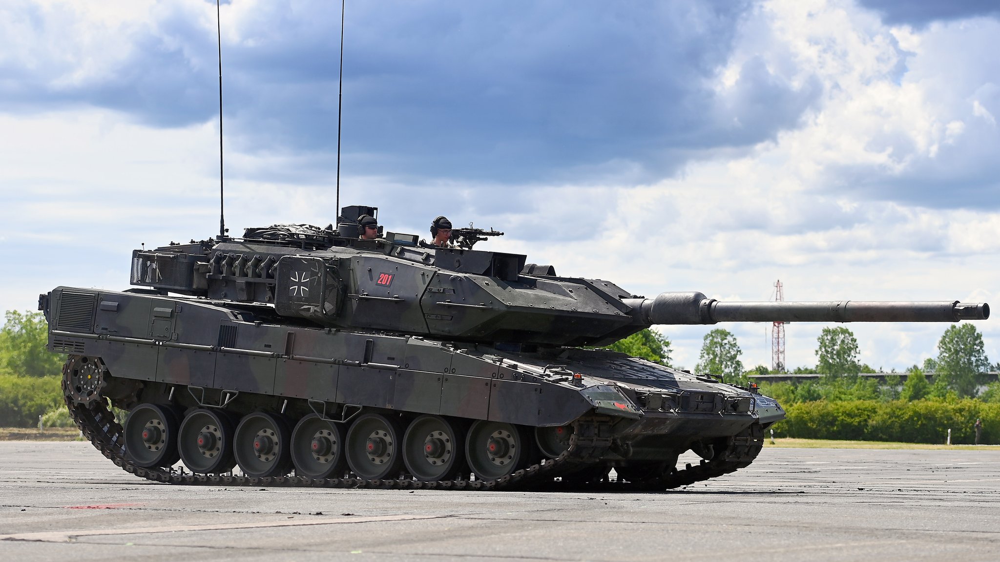 Kampfpanzer Leopard 2 bei einer Vollbremsung.