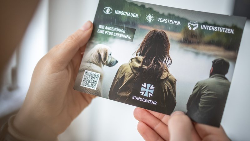 Eine Person hält einen Flyer des Sanitätsdienstes der Bundeswehr. Zuvor hat der Sanitätsdienst einen neuen Fragebogen zur Erkennung von posttraumatischer Belastungsstörung (PTBS) vorgestellt. | Bild: picture alliance / photothek.de | Juliane Sonntag Eine Person hält einen Flyer des Sanitätsdienstes der Bundeswehr. Zuvor hat der Sanitätsdienst einen neuen Fragebogen zur Erkennung von posttraumatischer Belastungsstörung (PTBS) vorgestellt.