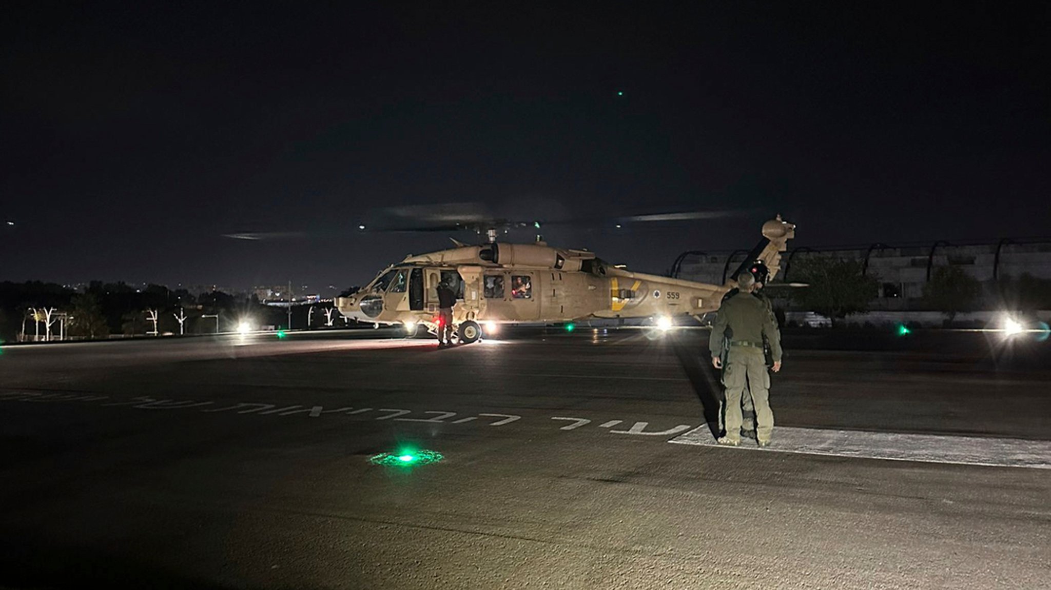 Dieses vom israelischen Militär zur Verfügung gestellte Bild zeigt einen Hubschrauber der israelischen Luftwaffe mit zwei befreiten Geiseln im Sheba Medical Center in Ramat Gan, Israel. 