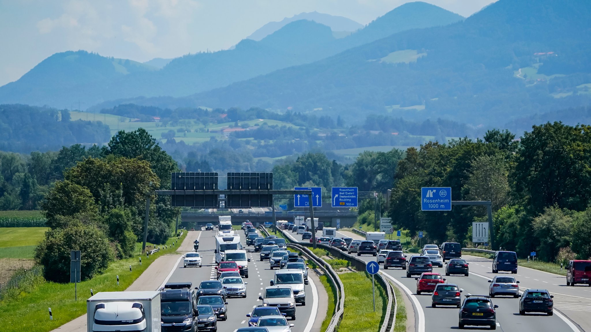 Stau auf A8: Landkreis Rosenheim startet mit Durchfahrtsverboten