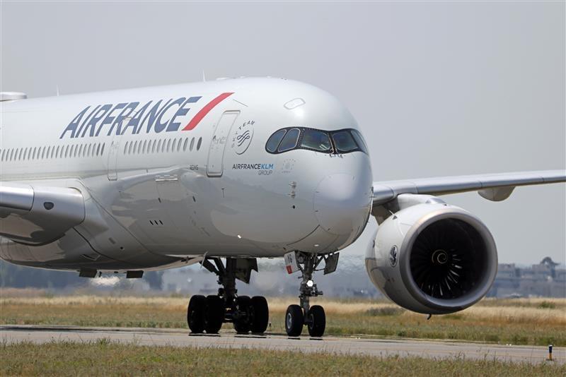 Ein Airbus A350-941 der Fluggesellschaft Air France auf einem Rollfeld.