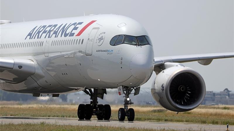Ein Airbus A350-941 der Fluggesellschaft Air France auf einem Rollfeld. | Bild: Air France Airbus A350-941 / Joan Valls/Urbanandsport/NurPhoto Ein Airbus A350-941 der Fluggesellschaft Air France auf einem Rollfeld.