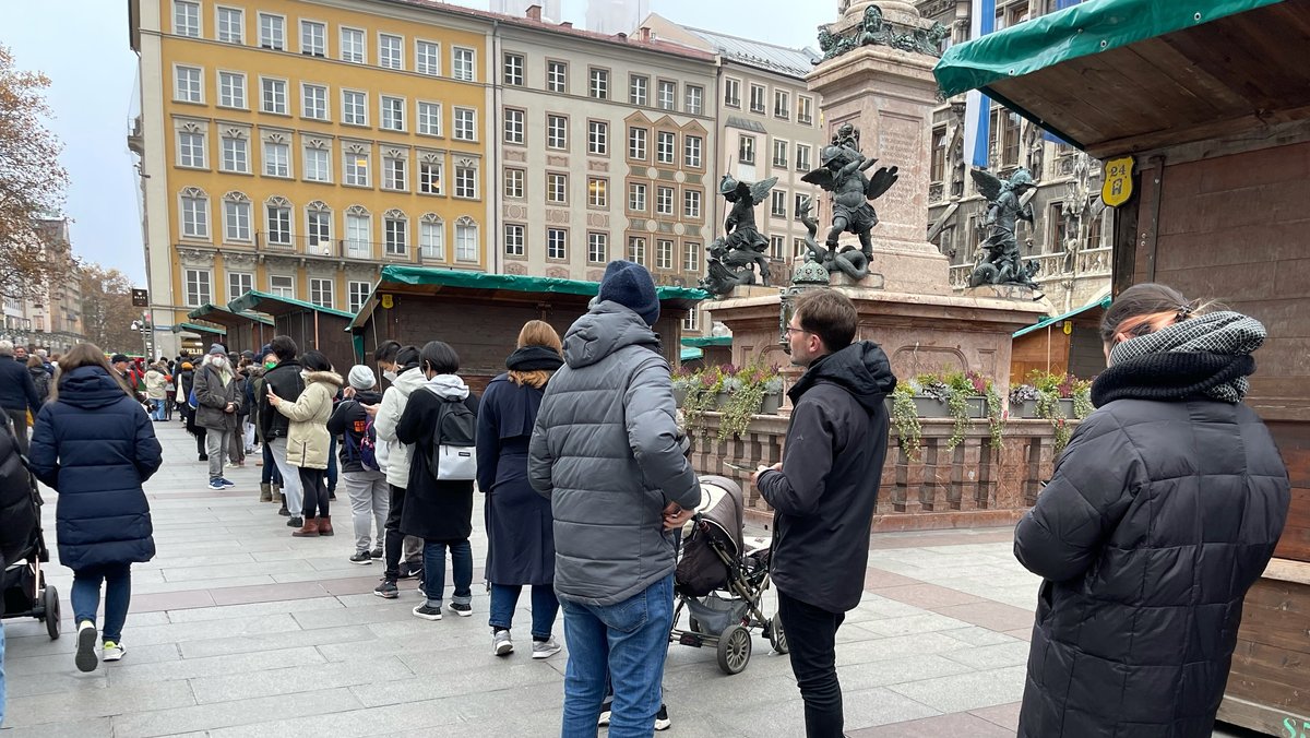 Schlange am Münchner Marienplatz zieht sich am Freitag von der Impfstation beim ehemaligen Sport Münzinger zieht sich weit über den Marienplatz
