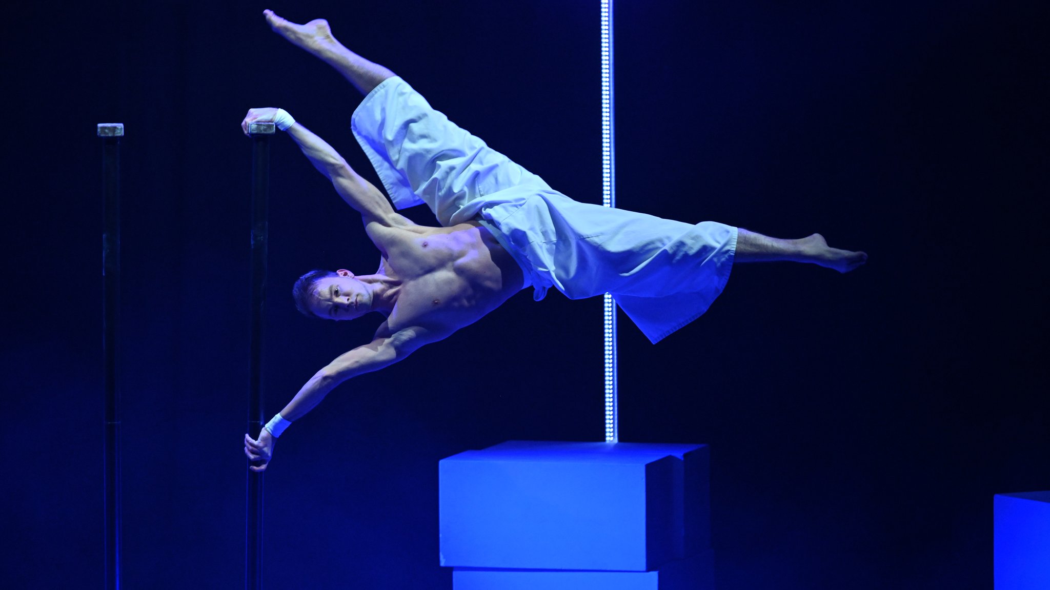 Der Akrobat schwebt über dem Boden 