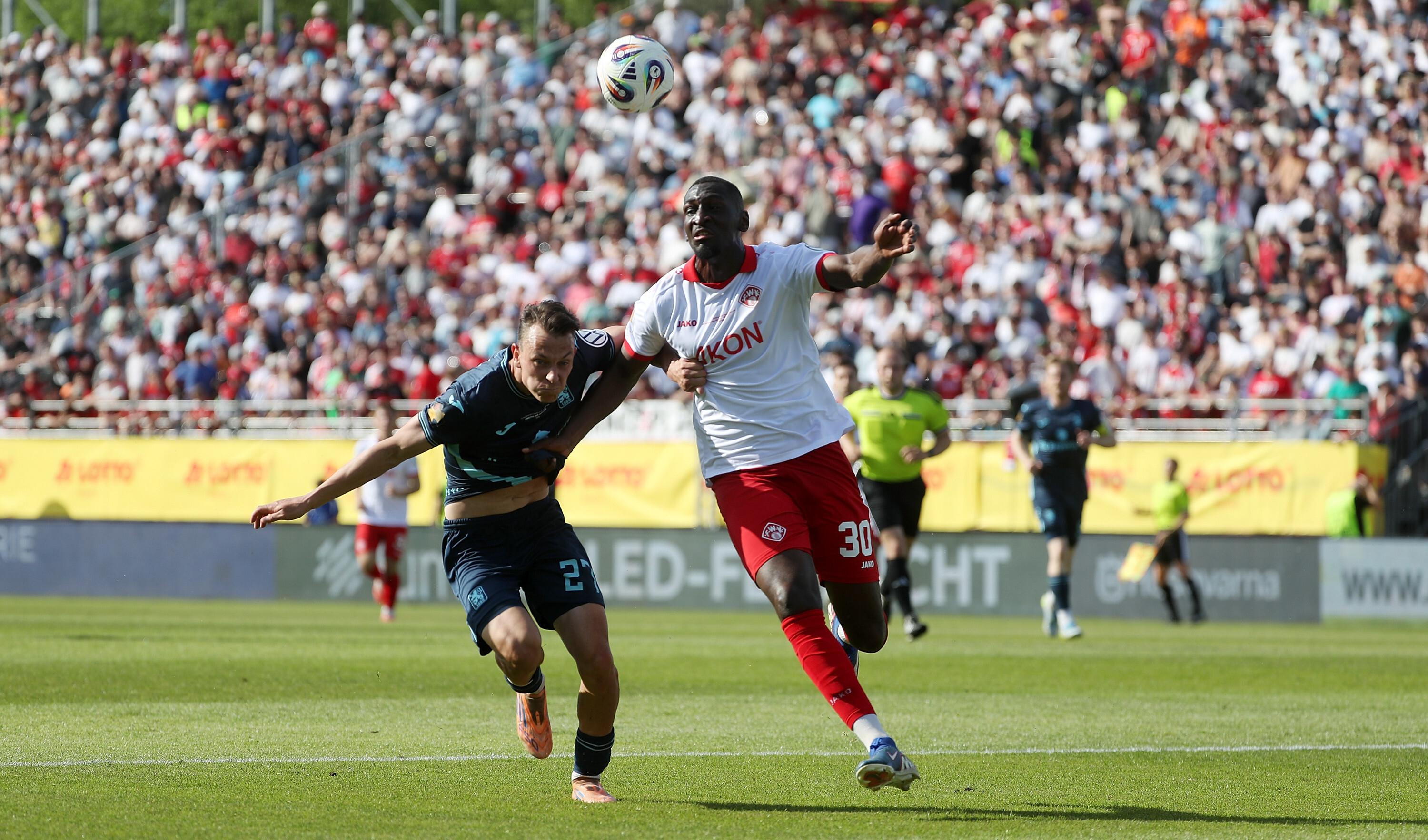 Manuel Pfeifer (TSV 1860 München) im Zweikampf mit Tarsis Bonga (FC Würzburger Kickers)